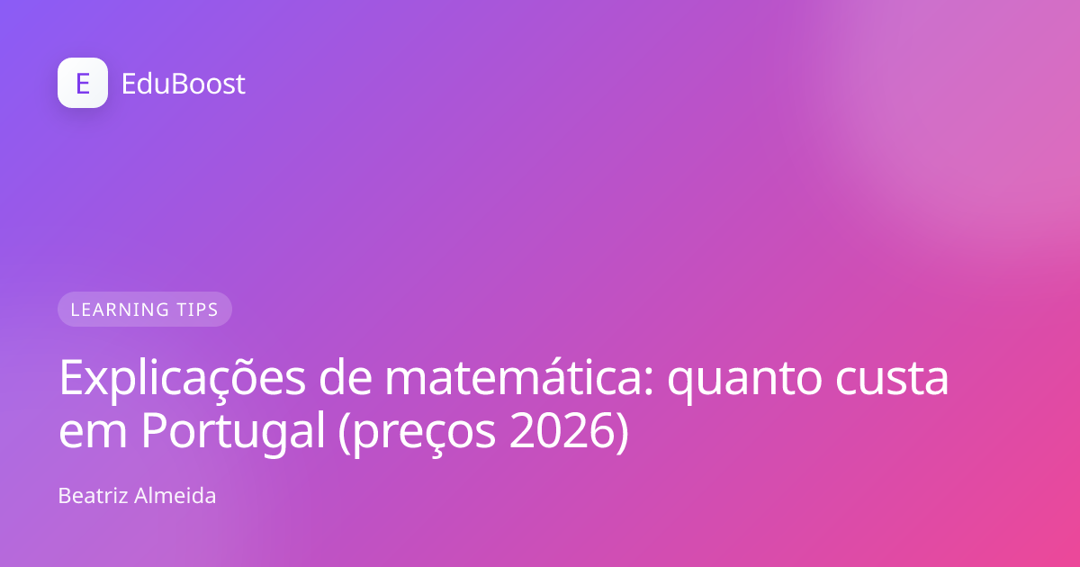 Aluno e professor numa aula de matemática, quadro com equações visível ao fundo