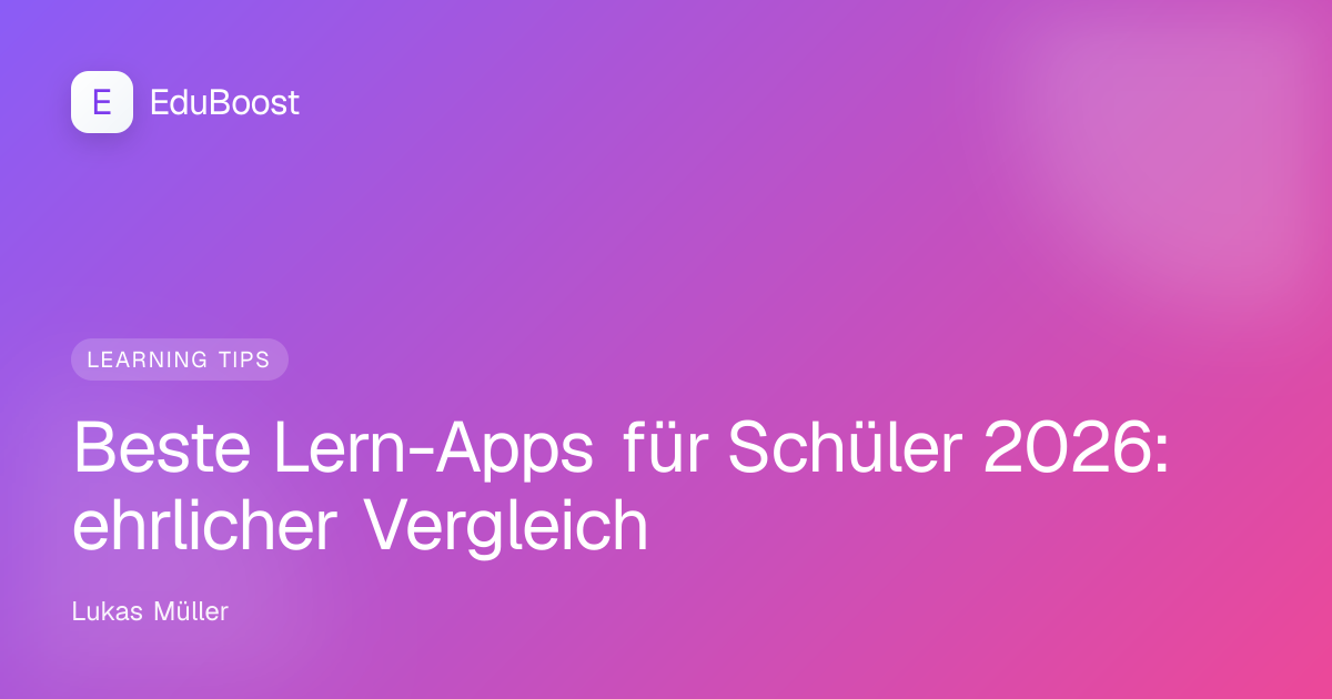 Schüler am Schreibtisch mit Tablet und Lern-App geöffnet, Schulbücher daneben