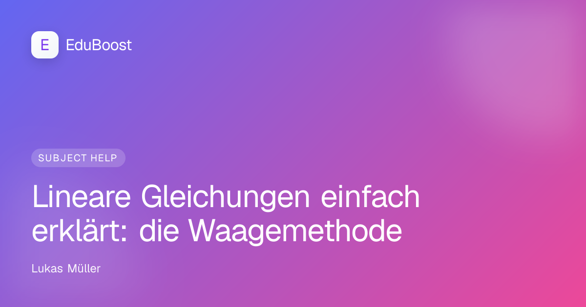 Lineare Gleichungen einfach erklärt: Algebra-Gleichungen mit Kreide an einer Tafel, wie in einer 7. Klasse
